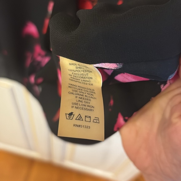 New item! Vince Camuto blouse size medium peekaboo feature and beaded collar - Picture 9 of 16